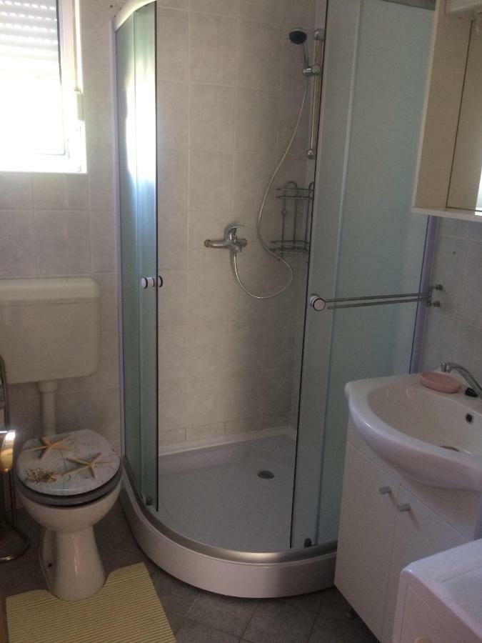 Obiteljski Apartman Filip U Blizini Plaze Za Djecu Palit Exterior photo